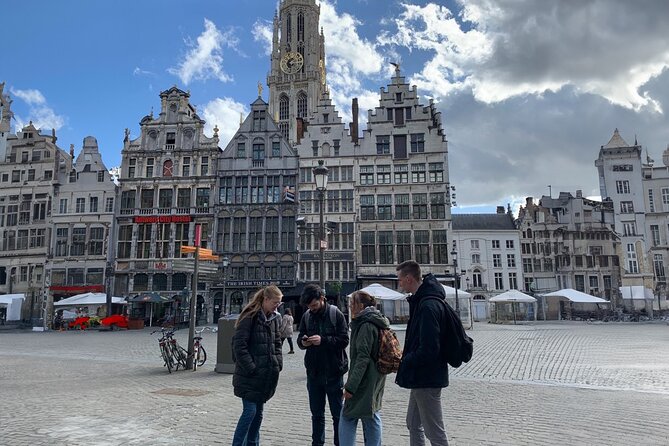 Roermond Self Guided Sherlock Holmes Murder Mystery Game - How the Loquiz app runs the game on your phone