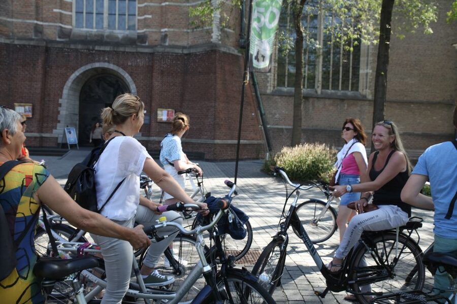 Rotterdam: 2.5-Hour Highlights Bike Tour - Guide style: what you can expect when the route is done well