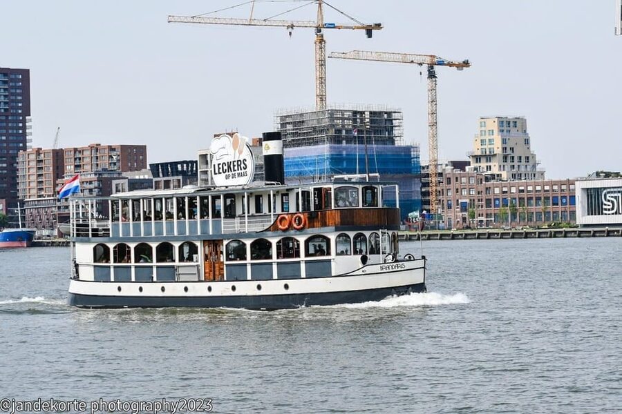 Rotterdam: 2.5-Hour Leckers Boat Cruise and Buffet - Erasmus Bridge and the world port route in one smooth 2.5-hour cruise
