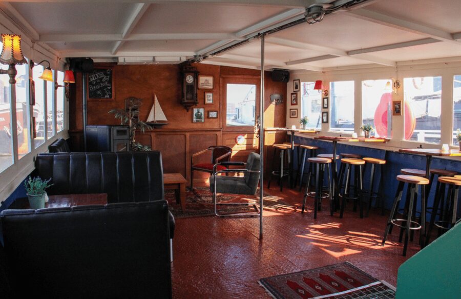 Rotterdam: Pub Cruise with Drinks and Bites - The host, music, and how the vibe stays relaxed