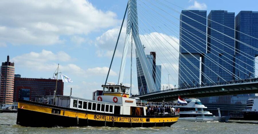 Rotterdam: Pub Cruise with Drinks and Bites - Rain, cold, and comfort on board