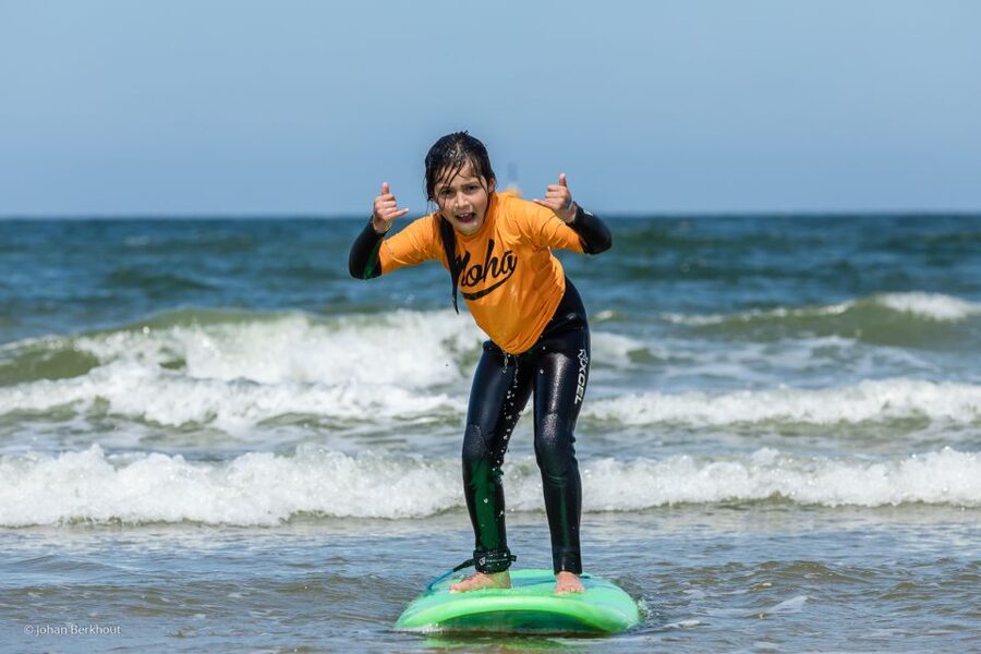 Scheveningen Beach: 1,5-Hour Surf Experience for kids - Meeting Aloha Surf at the blue building with the Aloha flag