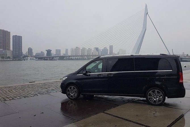 Schiphol Airport Private Transfer to Amsterdam with Meet & Greet - Finding your driver fast: sign ID and the 45-minute wait rule