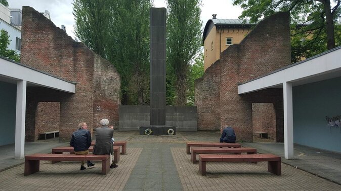 Self-Guided Audio Tour Holocaust Series: The Jewish Quarter - How the Soundwalkrs Audio Tour Works (and Why Offline Matters)