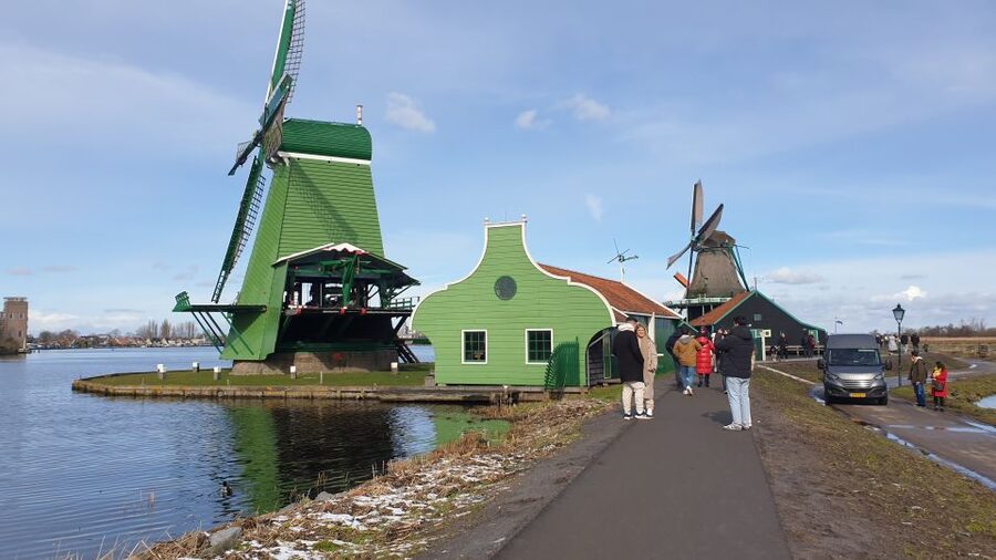 Small Group Zaanse Schans & Volendam Tour w/ Hotel Pick up - Zaanse Schans windmill village: what you’ll actually do in those 2 hours