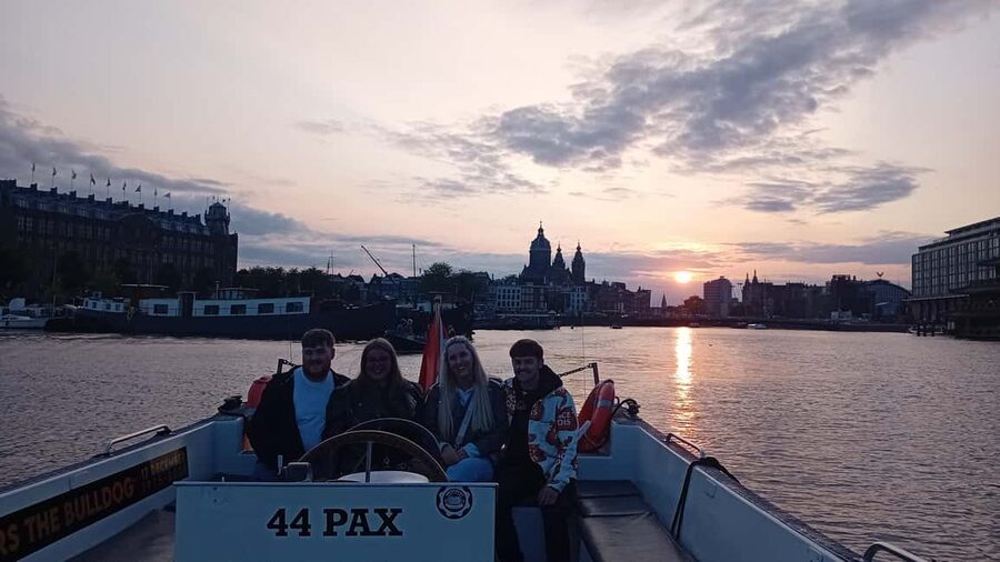 Smoke & Boat Amsterdam - The Official 420 Canal Cruise - The hour on the water: what the route feels like