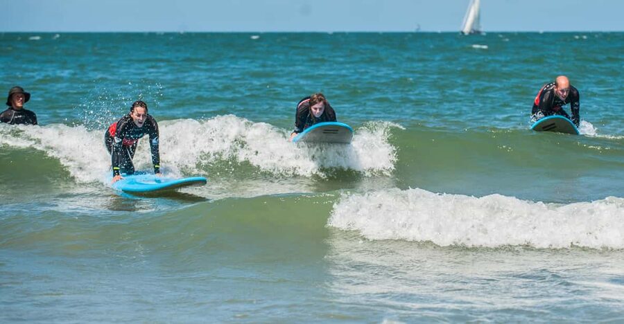 The Hague: Beginner's Surf Lesson Adults - Strandweg 3 setup: gear, showers, and getting ready fast