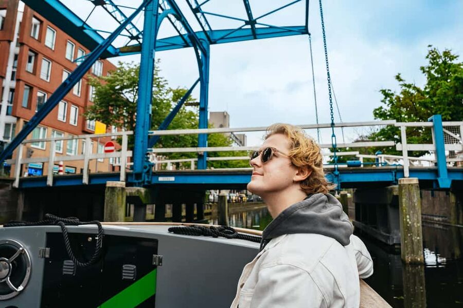 The Hague: Canal Cruise - Live guide narration plus Dutch music: why the format works