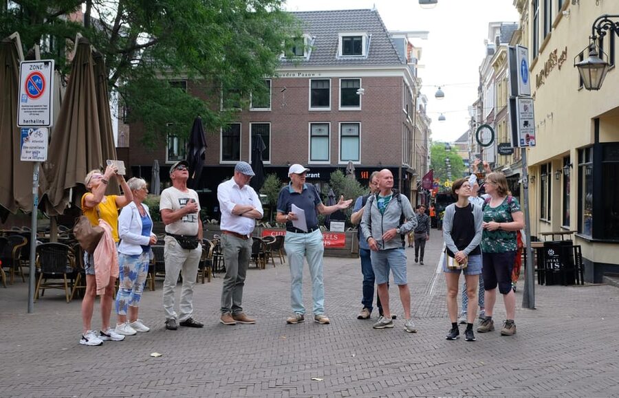 The Hague: Courtyard Walking Tour - Key things to look for on this courtyard walk