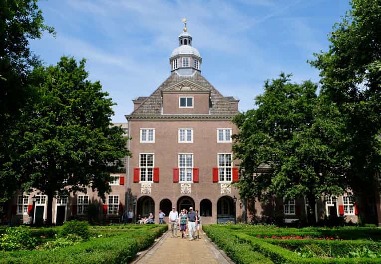 The Hague: Courtyard Walking Tour - Meeting at ’t Goude Hooft, pleintje: starting in the right mood