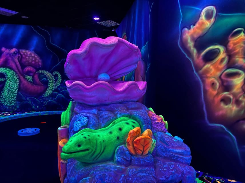 The Hague: Glowgolf Glow in the Dark Indoor Minigolf - GlowGolf at Palace Promenade Scheveningen, easy to find