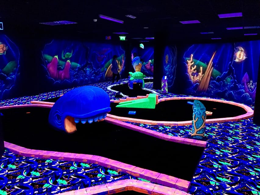 The Hague: Glowgolf Glow in the Dark Indoor Minigolf - What happens during your 45 to 60 minute game