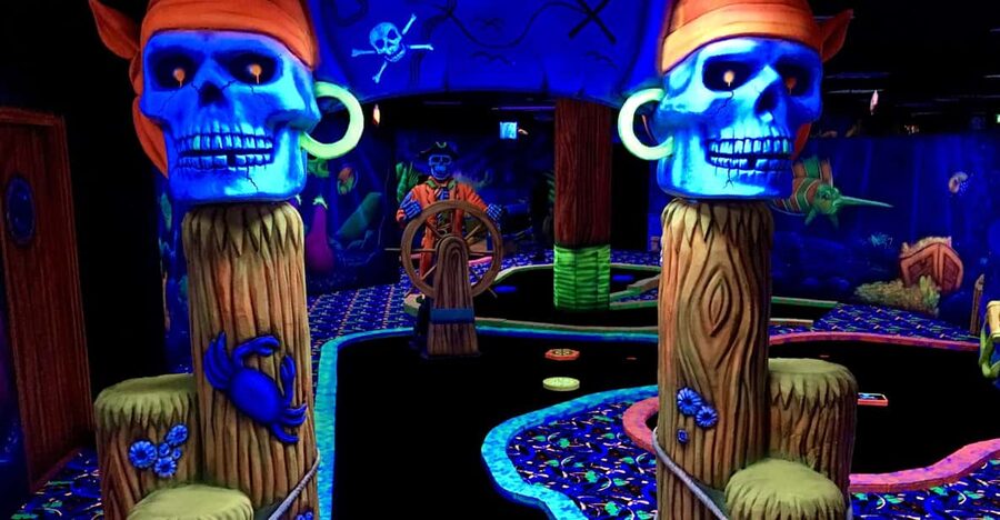 The Hague: Glowgolf Glow in the Dark Indoor Minigolf - Hole difficulty and obstacle flow, what to expect in practice