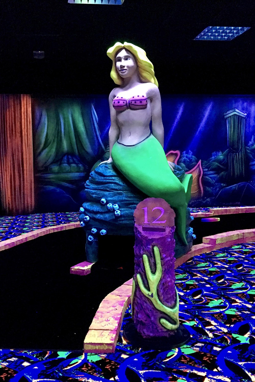 The Hague: Glowgolf Glow in the Dark Indoor Minigolf - Gear included, so you can show up and play