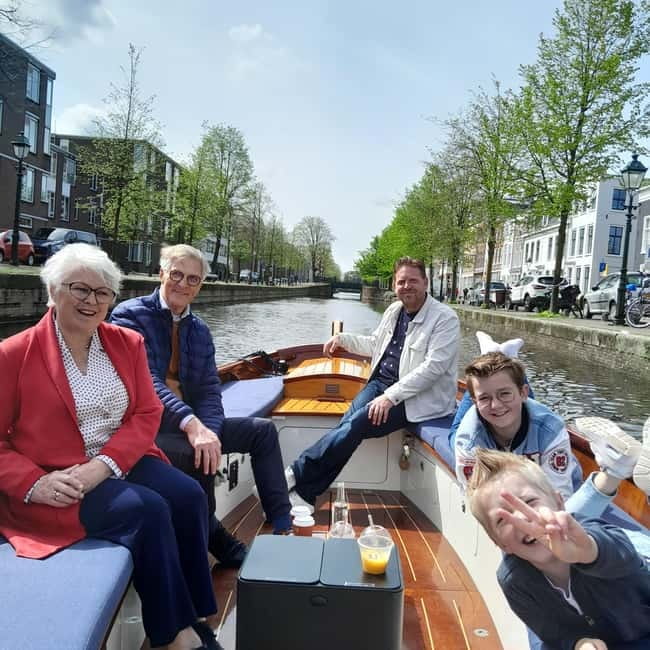 The Hague: individual tickets for an electric boattour! - Skipper talk: city stories that actually add up