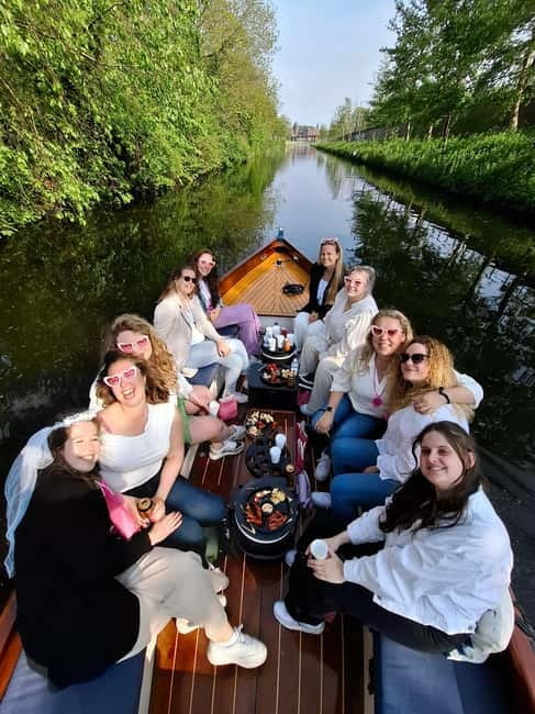 The Hague: individual tickets for an electric boattour! - Snack time and your best food strategy on board