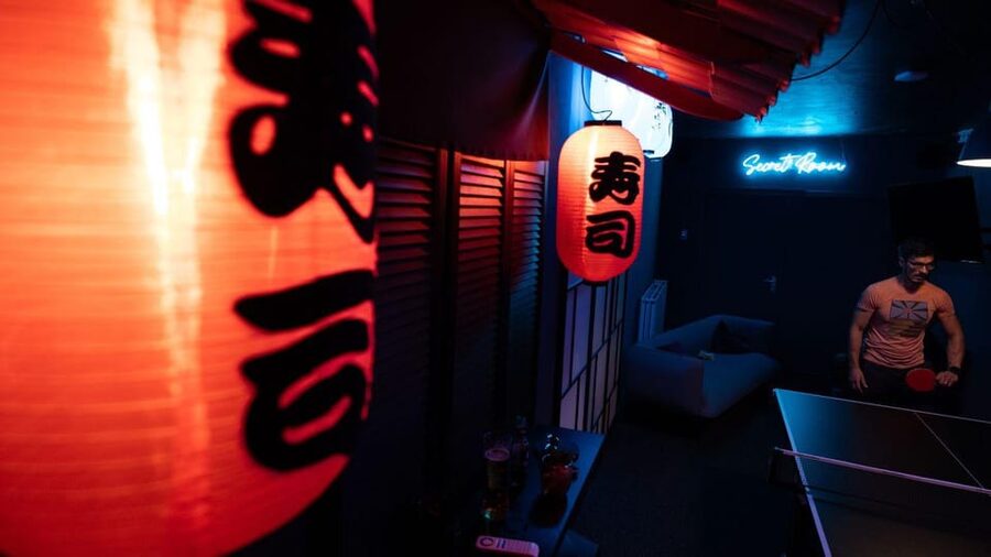 The Hague: Ping Pong Table Rental at a Secret Ping Pong Bar - Drinks and snacks: plan your break without killing the fun