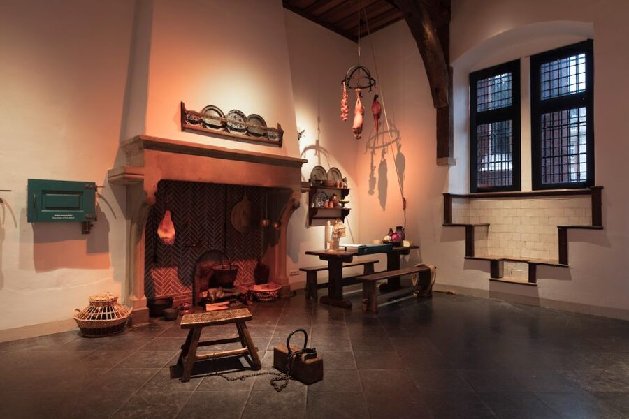 The Hague: Prison Gate Museum - Where to go in The Hague: Hofvijver, Binnenhof, and why the setting helps