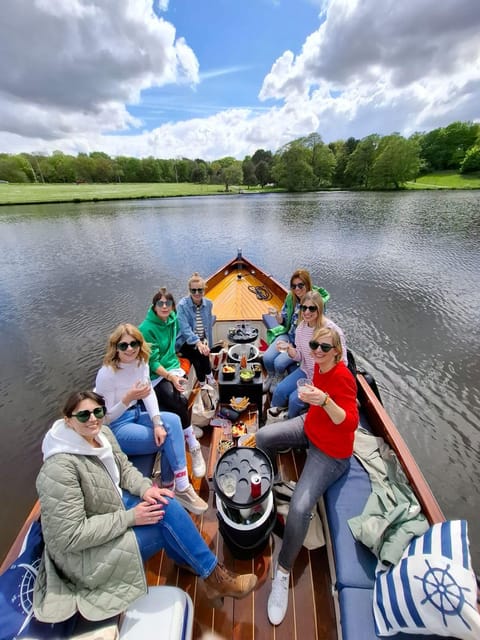 The Hague: Private Boattour up to 10 persons - The route through The Hague Center, plus room for your wishes