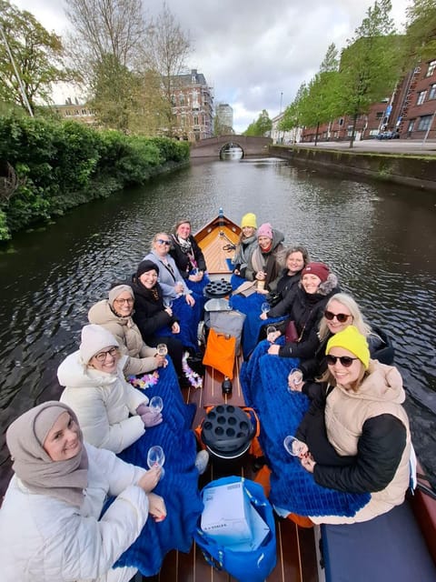 The Hague: Private Boattour up to 10 persons - Meeting point across from the Hilton: how to start without stress