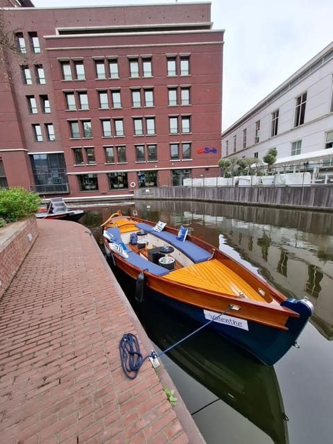 The Hague: Private Boattour up to 10 persons - Comfort on an open boat: shoes, weather, and getting ready