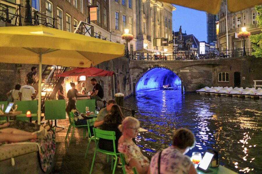 Utrecht: Guided Lumen Walking - The Ganzenmarkt tunnel and Utrecht bridges that turn into light reflections