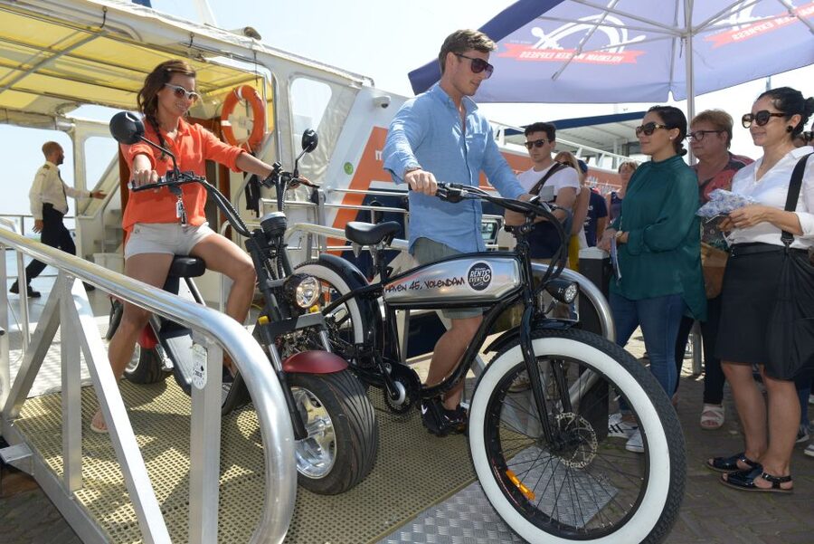 Volendam: E-Fatbike Rental - Marken when you have more time: dikes, canals, bridges, then a boat back