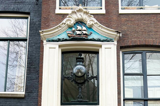 Walking Tour about Golden Age Architecture, private local guide - Prinsengracht warehouses: gables, windows, and hoisting beams for cargo