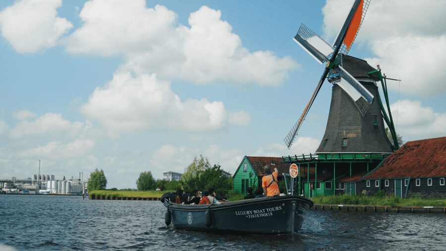 Zaanse Schans: Cruise UNESCO Windmills Village + Live Guide - Entering the dock scene: meeting point, timing, and how it runs