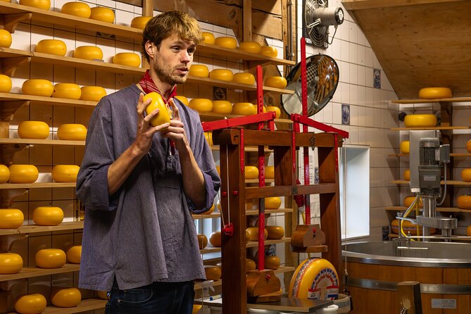 Zaanse Schans Windmills, Cheese and Volendam Tour from Amsterdam - Catharina Hoeve Cheese Farm: Watch the Process, Then Taste